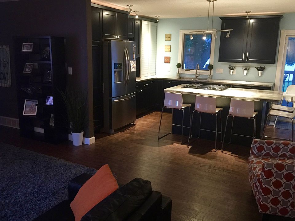1st image of 208 8th St