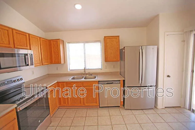 3 bed, 2.0 bath, 1348 sqft, $1,795 — Photo 3