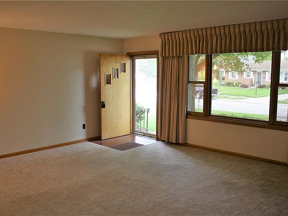 5th image of 4 Murray Dr