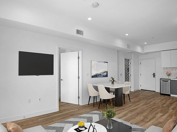 2nd image of 850 S La Brea Ave #604