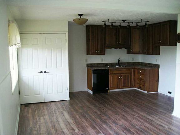 4th image of 3995 New York Dr