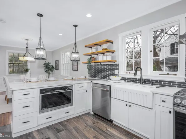 207 Saint Dunstans Rd, Baltimore, MD 21212