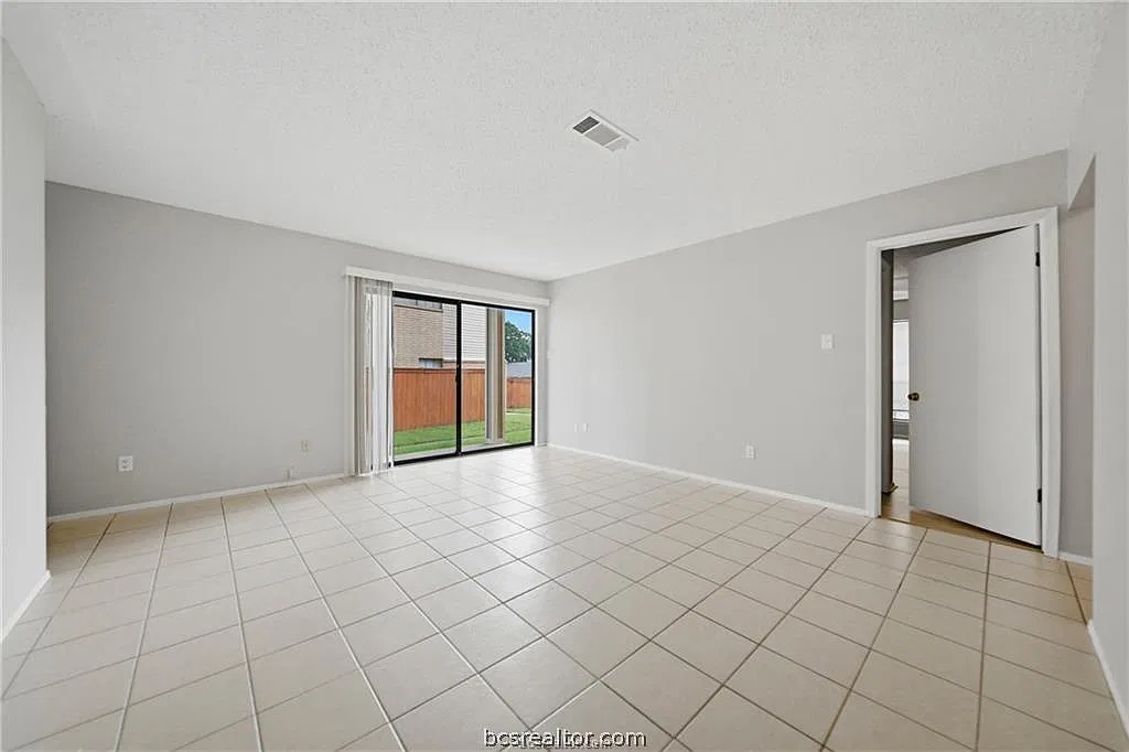 2 bed, 999 sqft, $950 — Photo 4
