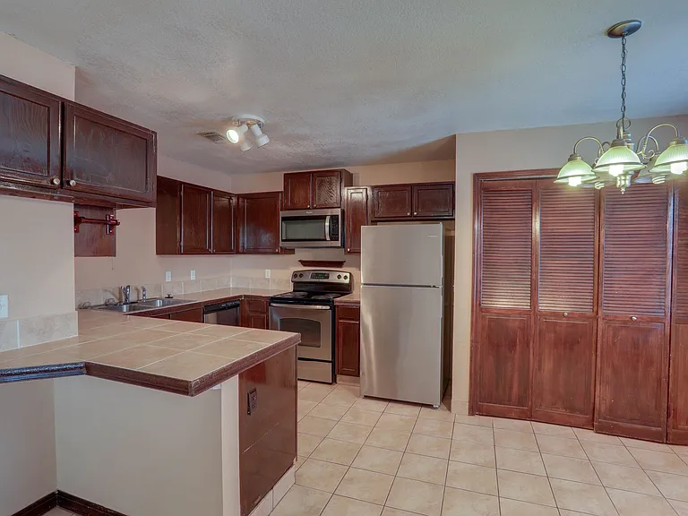 492 Tamarack St — Photo 4