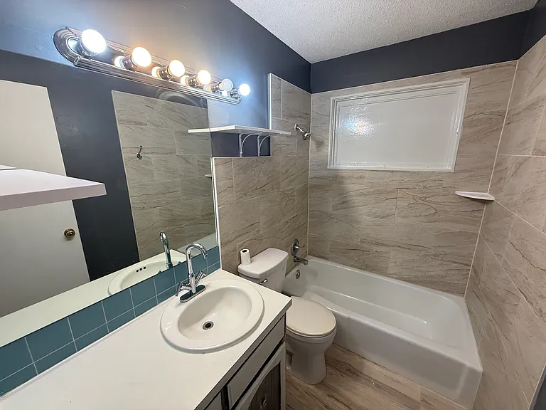 300 W 33rd St #B — Photo 6