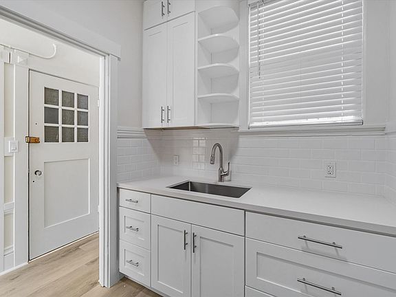 5th image of 3255 Sacramento St APT 2