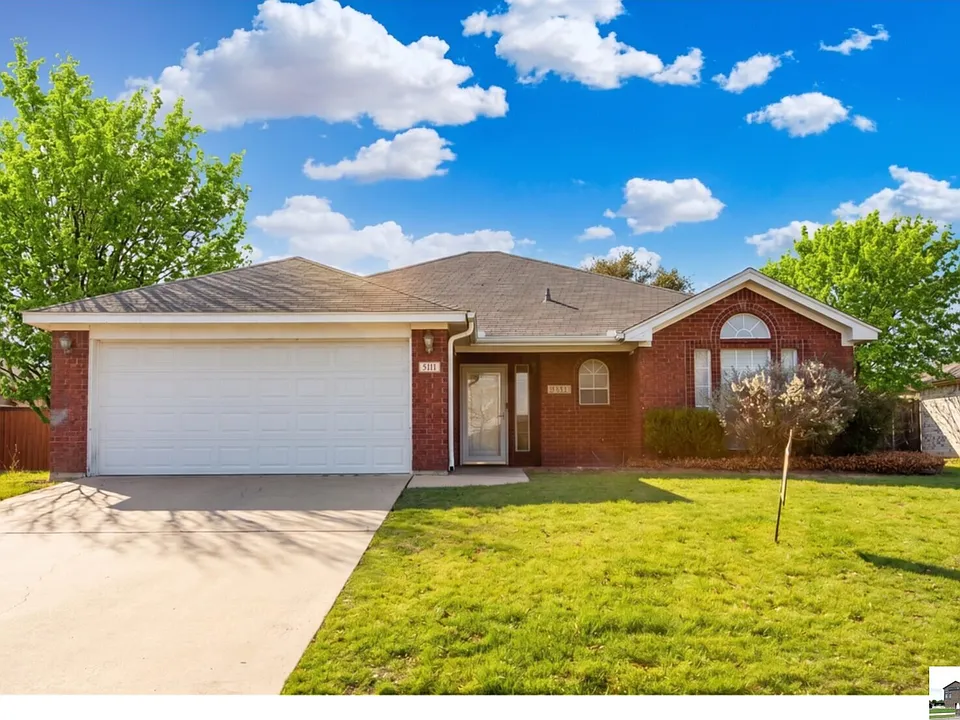 5211 James Loop