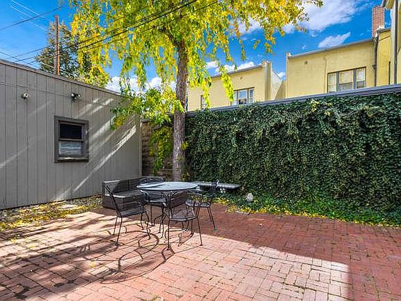Shared backyard with Grill