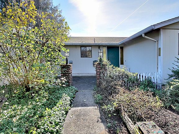 3rd image of 20325 NE 58th St