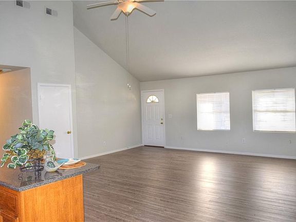 5th image of 517 W Highland St