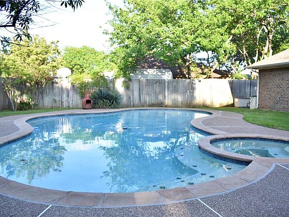 3rd image of 842 Meadowglen Cir