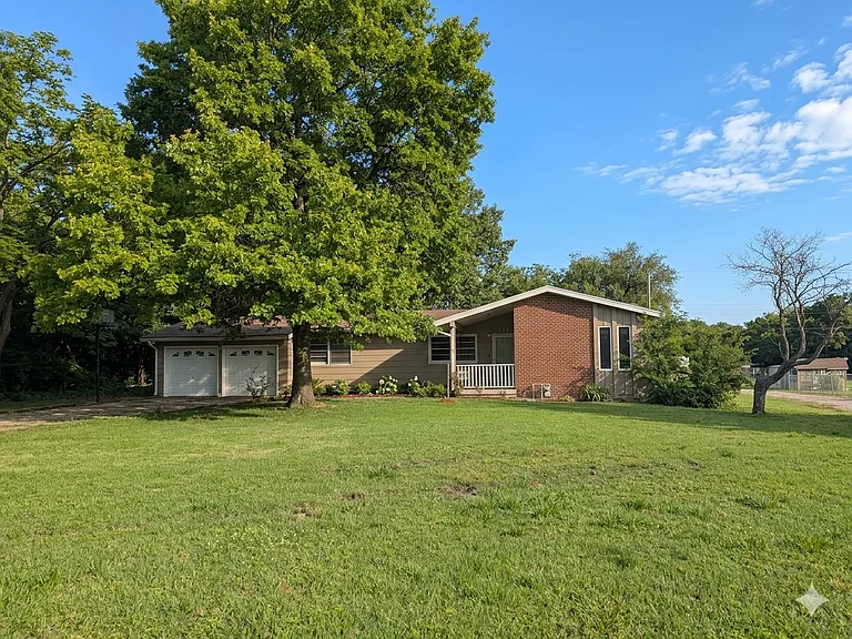 222 W Virginia Rd — Photo 1