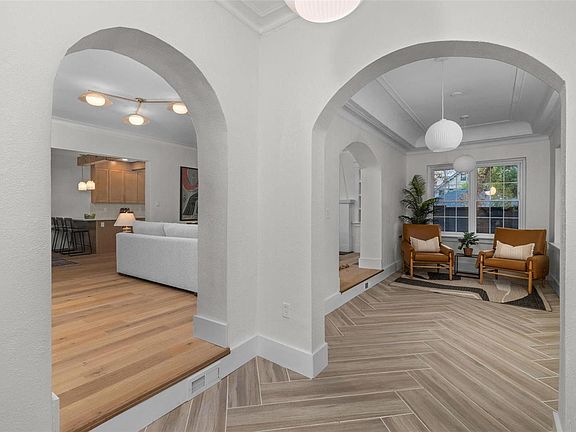 3rd image of 7055 Forsyth Blvd