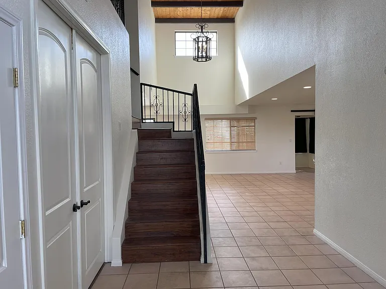18135 Lakeview Dr — Photo 2