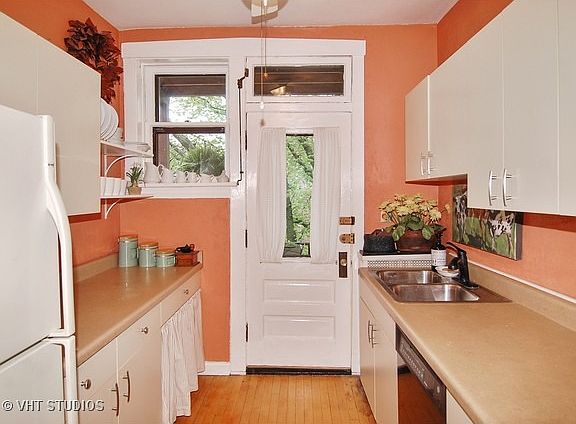 4th image of 823 Lake St APT 3S