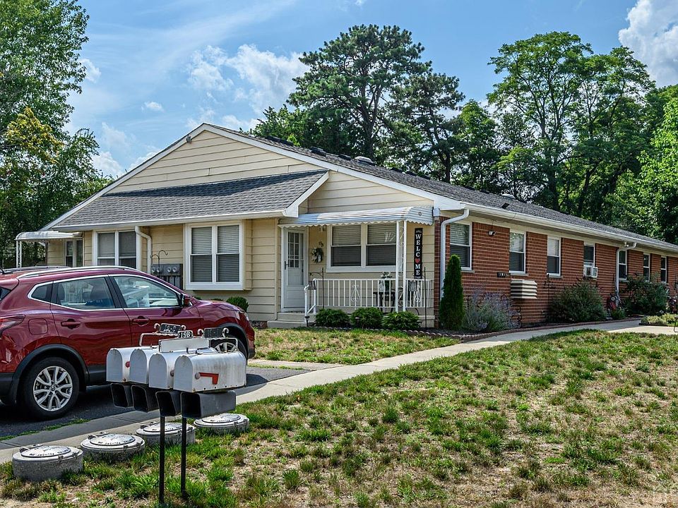 1st image of 19 Ironside Dr #C