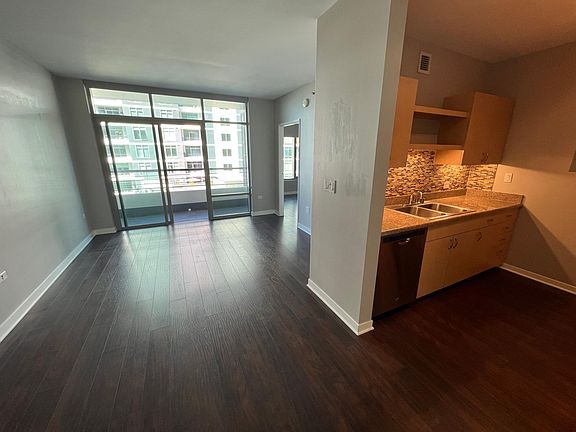 4th image of 425 W Beech St Unit 1006