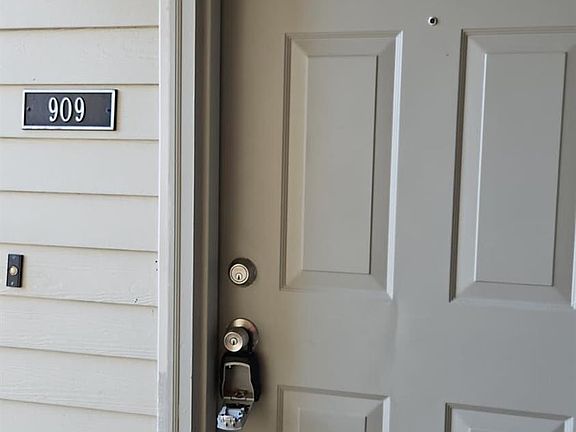 4th image of 909 Ravens Crest Dr