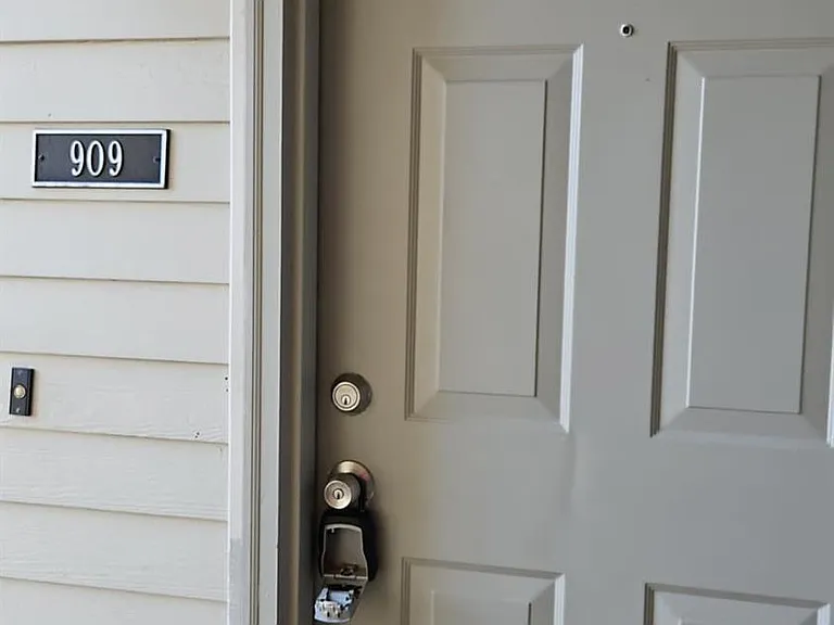 909 Ravens Crest Dr — Photo 4