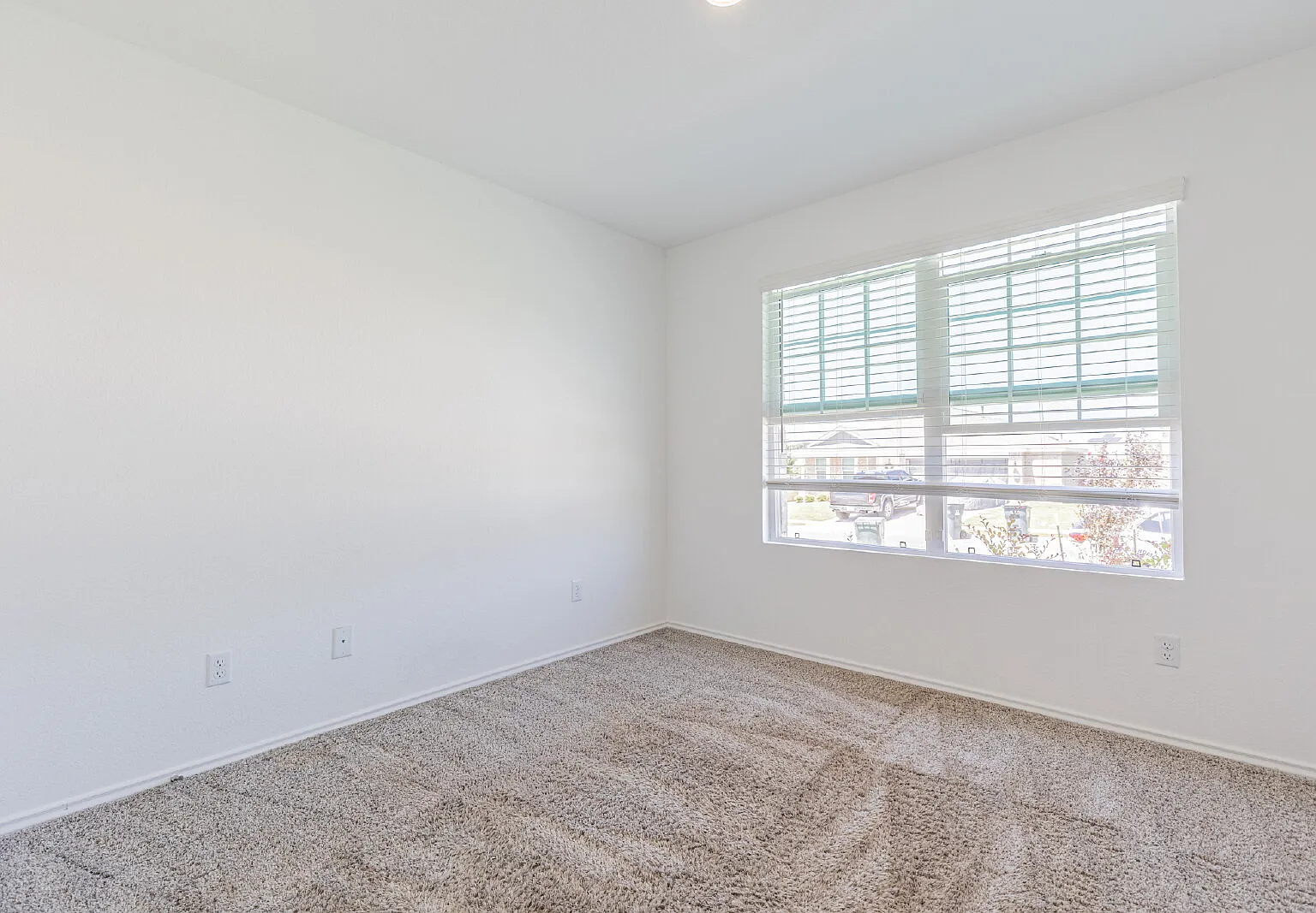 3 bed, 2.0 bath, 1611 sqft, $1,900 — Photo 4