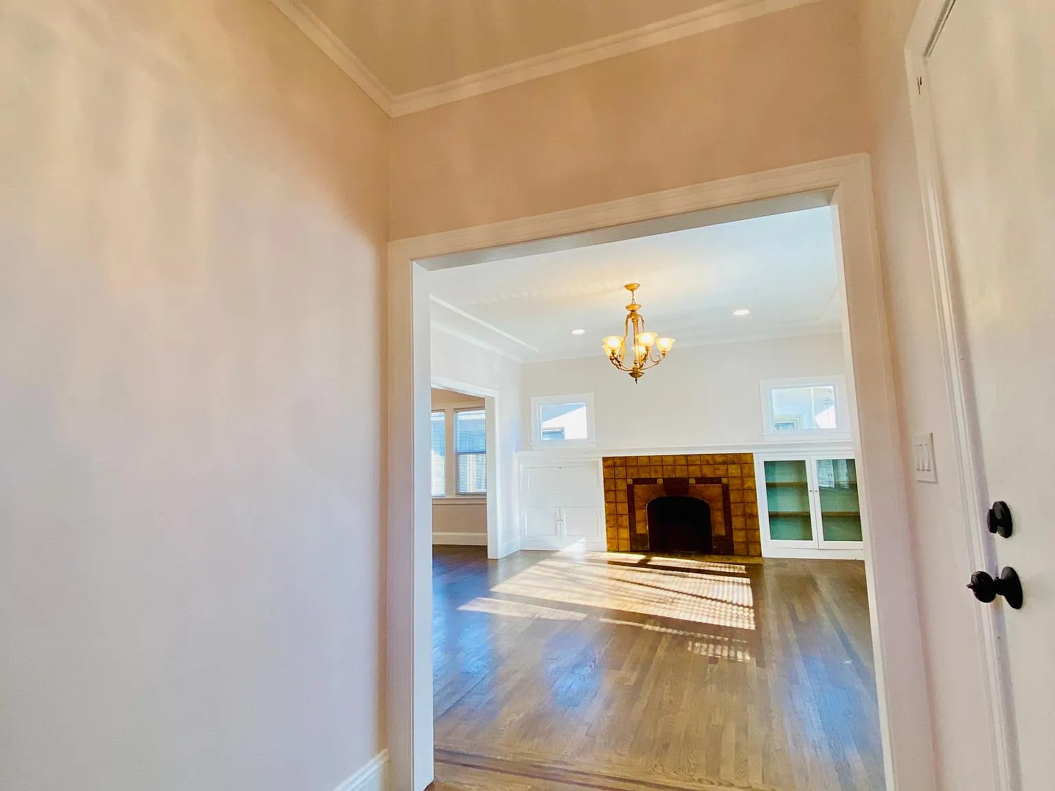 3 bed, 2.5 bath, 2000 sqft, $4,200 — Photo 2