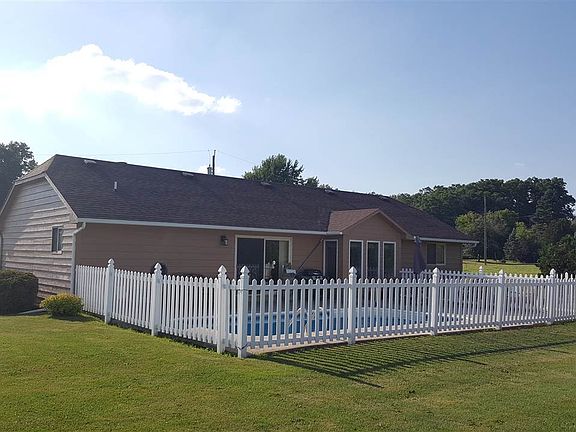 3rd image of 8 Bartlett Dr