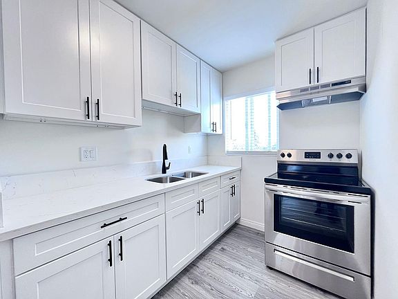 5th image of 251 S Loma Dr #32
