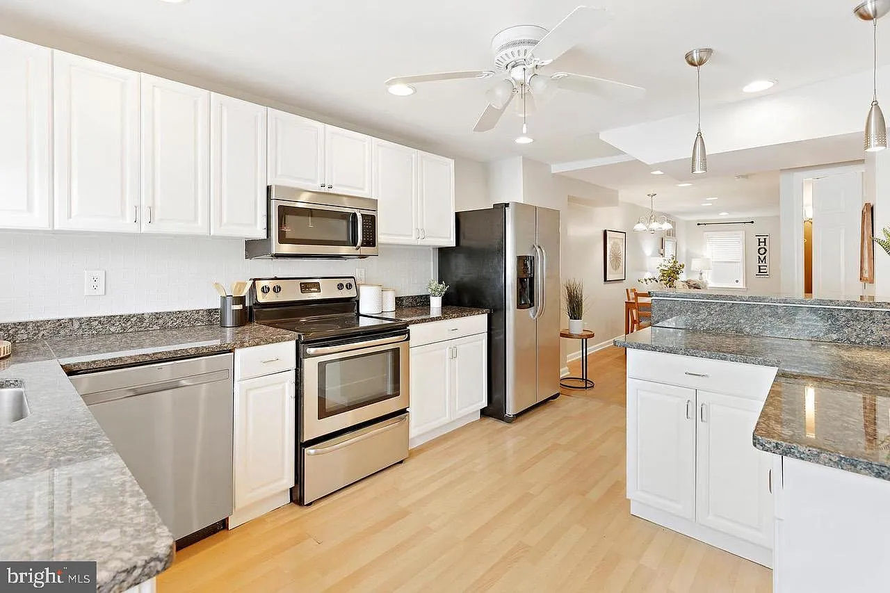 2 bed, 1068 sqft, $2,300 — Photo 2