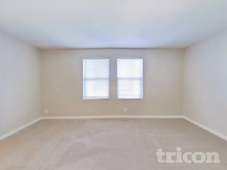 4827 Hallies Gdn — Photo 7