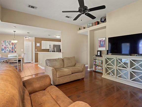 2nd image of 933 Calder St