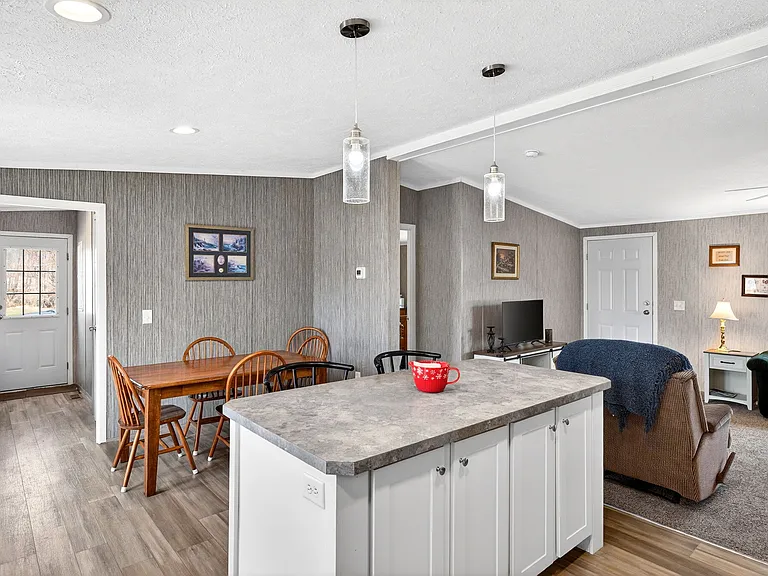 540 Everett St #17 — Photo 6