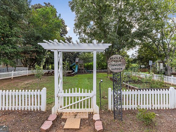 3rd image of 2910 Bradley Cir