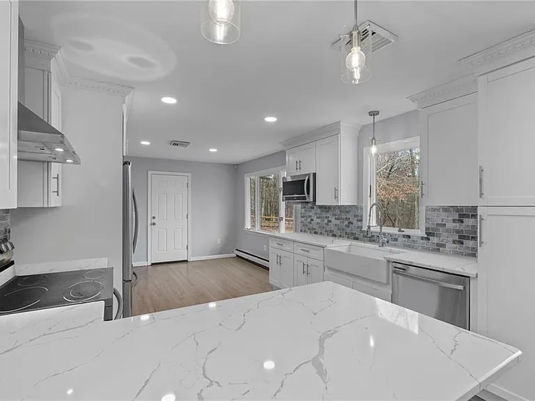 141 Congdon Dr — Photo 5