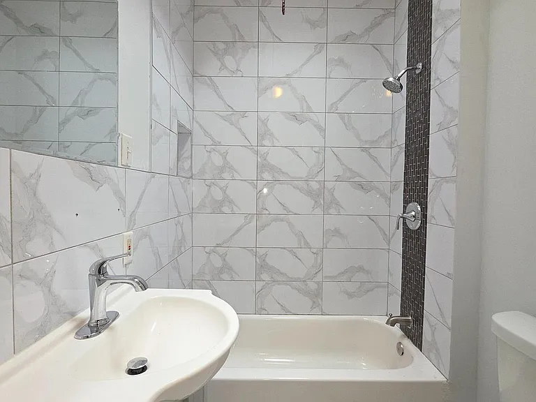 5515 Catharine St — Photo 10
