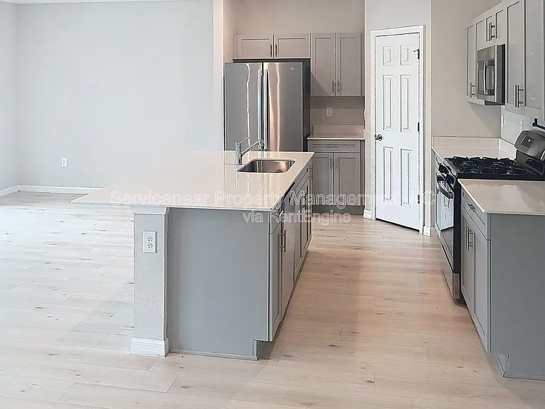 12937 Camarillo Pl — Photo 35