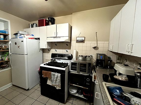 3rd image of 4265 W Montrose Ave