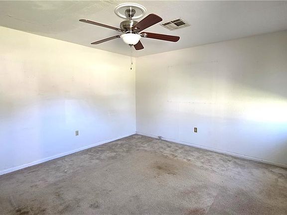 3rd image of 103 Live Oak Dr