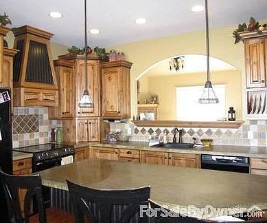 Large dining area, vaulted ceiling