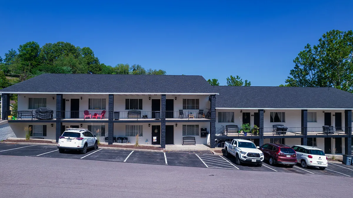 Building Photo - 1385-1399 Winona Ave