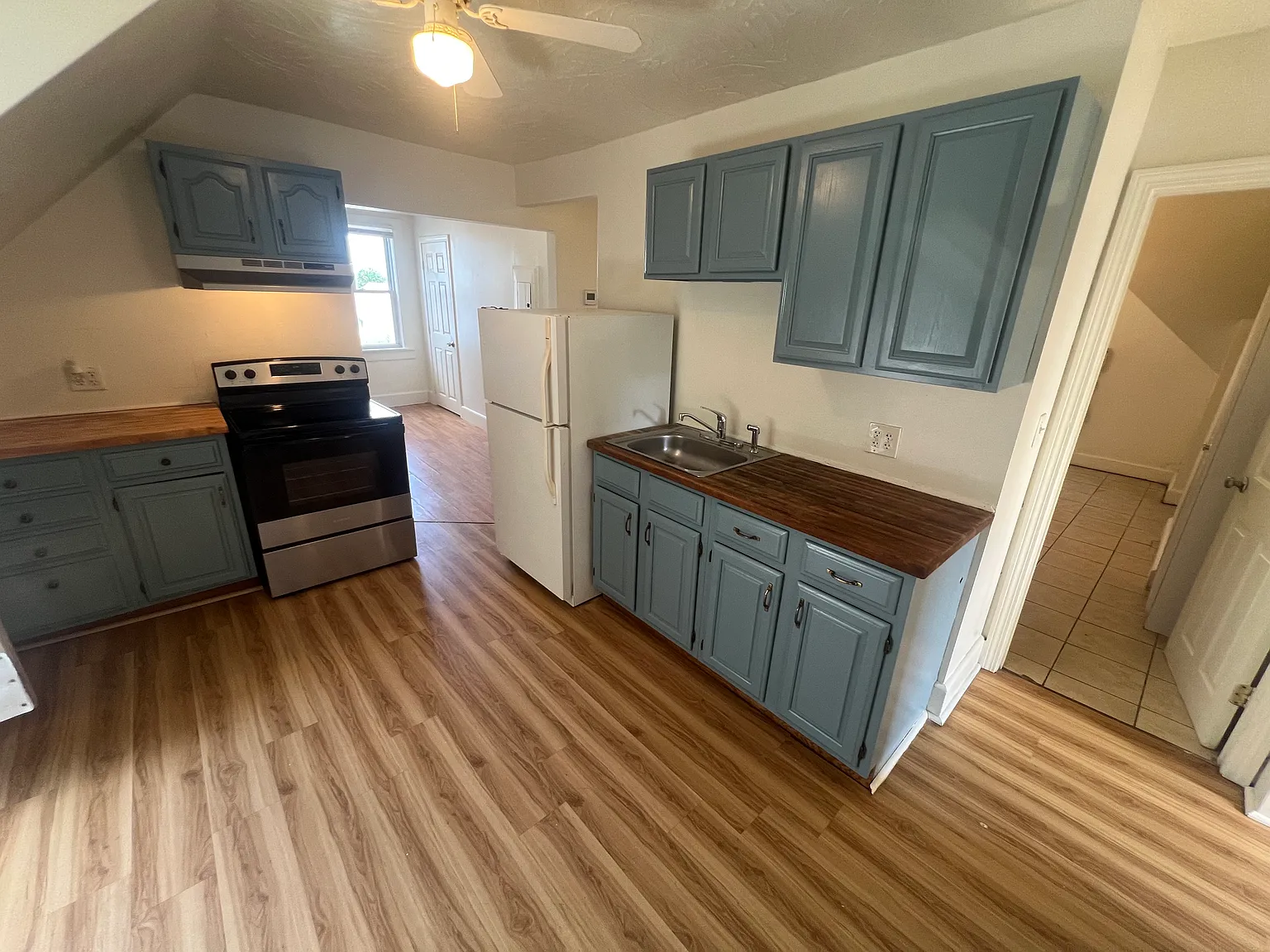 3 bed, 1200 sqft, $2,108 — Photo 2