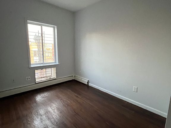 3rd image of 633 Coster St #3