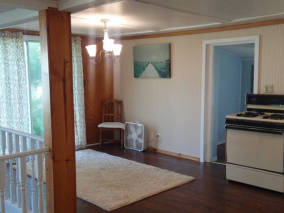 Dining room 9' 3" x 9' 7"