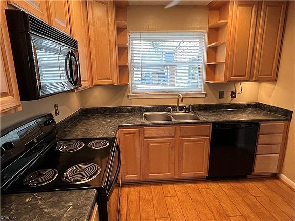 Kitchen, all appliances convey