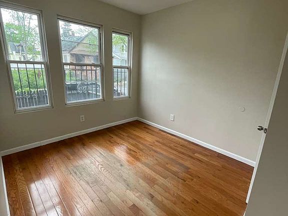2nd image of 144 Alexander St Floor 1
