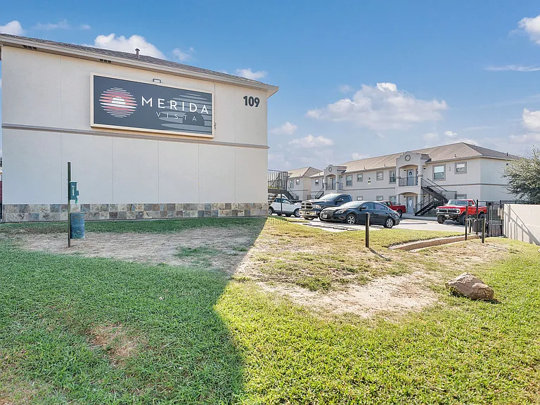 Luxurious entrance to Merida Vista Apartments, positioned at the street corner, inviting residents in Laredo, Texas