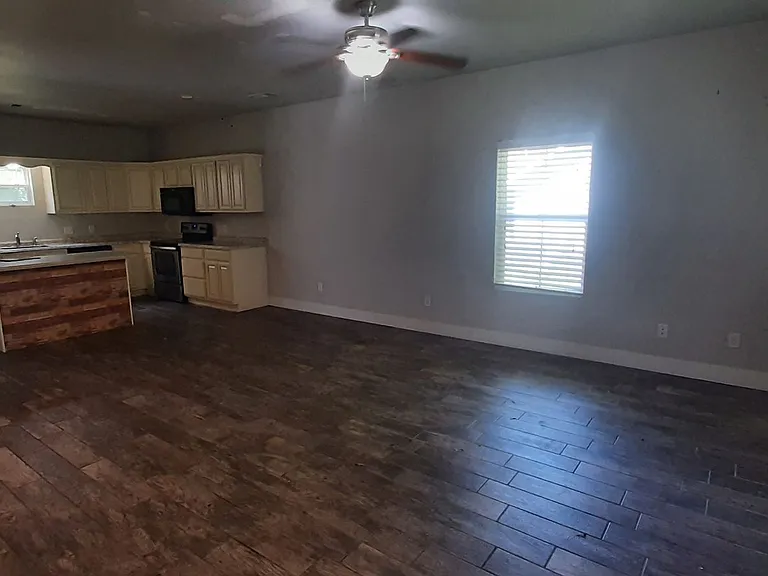 310 W Indiana St — Photo 12