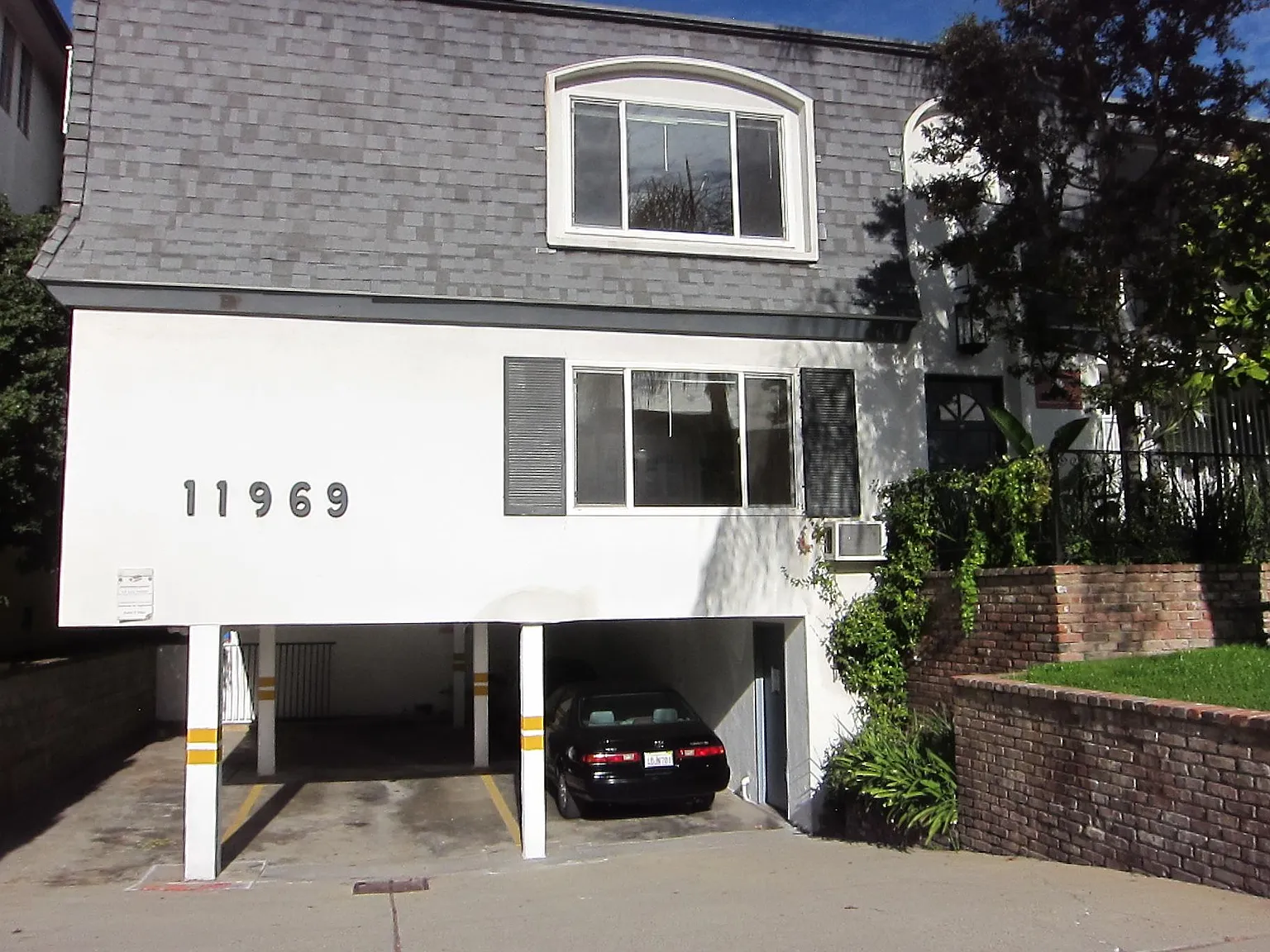 2 bed, 1000 sqft, $3,925 — Photo 2