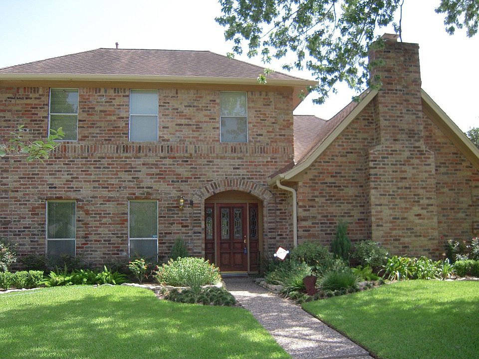 Beautiful 4/2.5 on a cul-de-sac in Hearthstone, a golf course community.