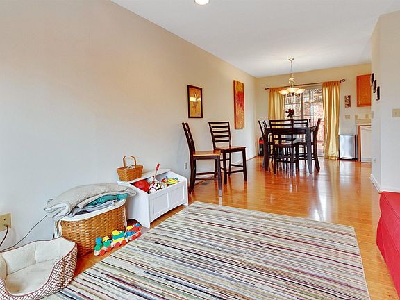 4th image of 1811 Gardenspring Dr