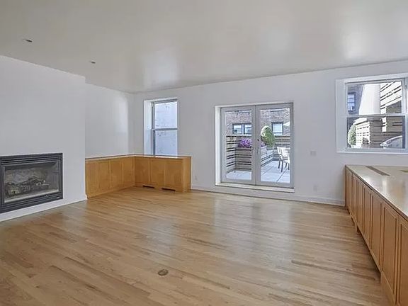 3rd image of 28 W 74th St